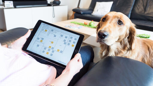 Dank einer KNX Installation hat der Nutzer eine bessere Übersicht und dadurch mehr Sicherheit.