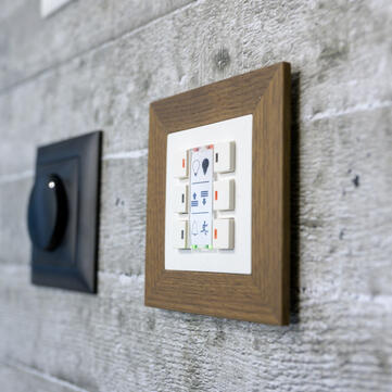 Taster aus Holz und vielen weiteren Materialien sind im KNX-Standard verfügbar.